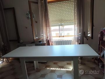 Tavolo con 4 sedie più mobile
