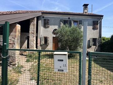 Rustico / Casale di 204 m² con più di 5 locali a R