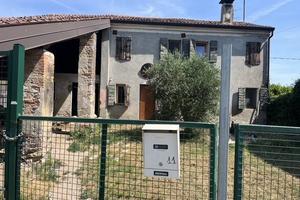 Rustico / Casale di 204 m² con più di 5 locali a R