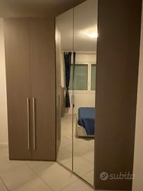 Armadio ad angolo con comodini e settimanale