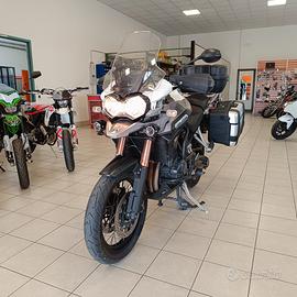 Triumph Tiger 1200 Explorer XCA con tris di valigi