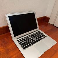 MacBook Air con caricatore 