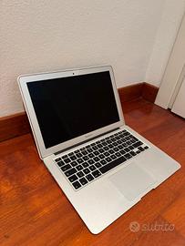 MacBook Air con caricatore 