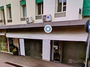 Affaccia su via di grande passaggio