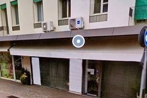 Affaccia su via di grande passaggio