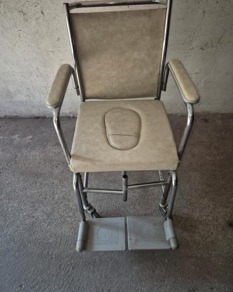 Sedia a rotelle con foro centrale