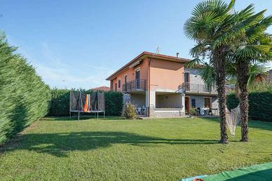 Villa di 386 m² con 5 locali e box auto a Madone