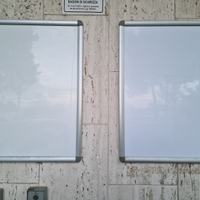 2 espositori formato A2 con cornice in alluminio a