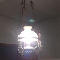 Antico lampadario a lucerna