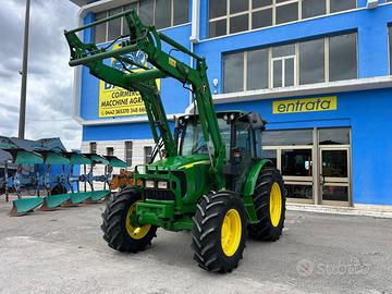 John Deere 5620 con caricatore e forche