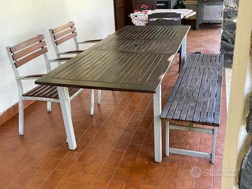 Tavolo e panche 