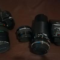 Reflex analogica Pentax P30N con molti accessori.