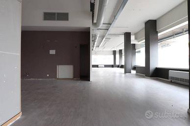 Locale commerciale vetrinato openspace