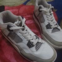 scarpe Jordan 4 bianche parallele usate