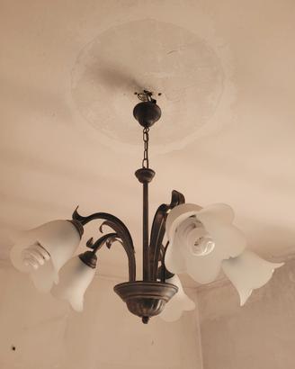 lampadario in ferro battuto con copri lampade in v