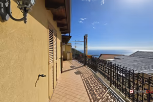 Alì superiore, panoramica Mansarda arredata. 3