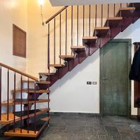 scala in ferro con gradini in legno ad angolo 