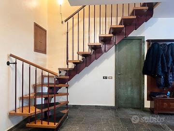 scala in ferro con gradini in legno ad angolo 