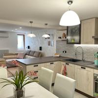 Accogliente casa accostata con spazio esterno