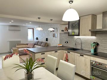 Accogliente casa accostata con spazio esterno