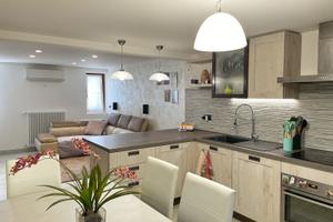 Accogliente casa accostata con spazio esterno