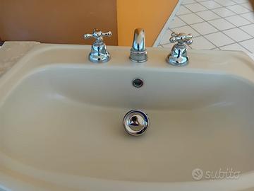 Lavabo in ceramica rubinetteria completa Frattini
