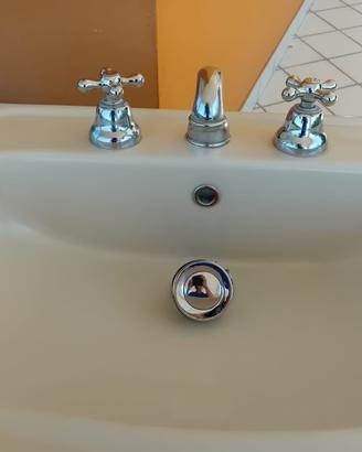 Lavabo in ceramica rubinetteria completa Frattini