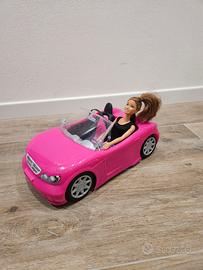 Auto sportiva cabriolet di Barbie rosa 