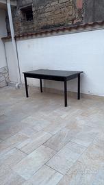 Tavolo di marmo con piedi in legno