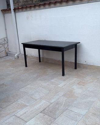Tavolo di marmo con piedi in legno