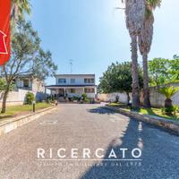 Villa su tre livelli con ampio giardino