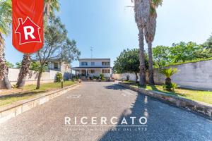 Villa su tre livelli con ampio giardino