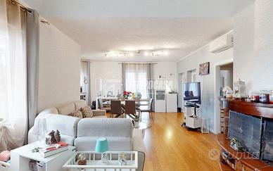 SPLENDIDA VILLA BIFAMILIARE CON GIARDINO, TERRAZZO