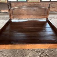 Letto matrimoniale in legno massello di castagno.