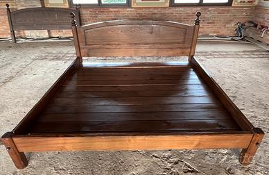 Letto matrimoniale in legno massello di castagno.