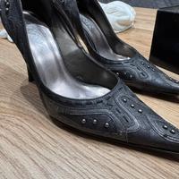 scarpe nere col tacco con decori