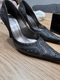 scarpe nere col tacco con decori