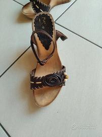 sandali in pelle con zeppa