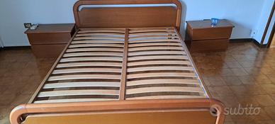Letto matrimoniale con due comodini