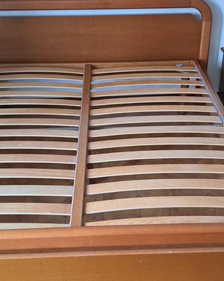 Letto matrimoniale con due comodini