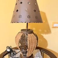 Lume + tavolino in legno con vetrina