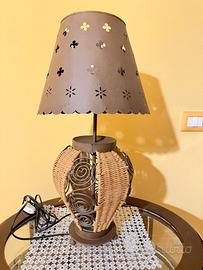 Lume + tavolino in legno con vetrina