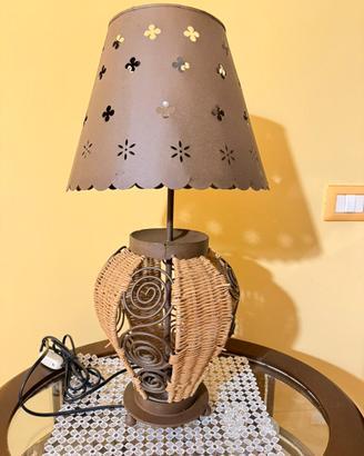 Lume + tavolino in legno con vetrina