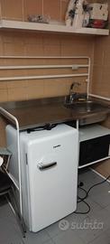 Mini cucina con frigo nuovo e microonde