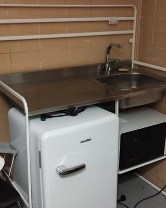 Mini cucina con frigo nuovo e microonde