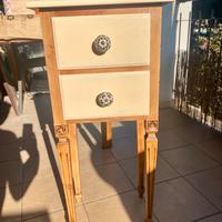 Comodino anni 60 in noce restaurato in color beige