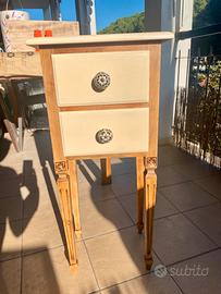 Comodino anni 60 in noce restaurato in color beige