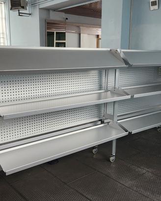 2 Scaffali in alluminio con ruote