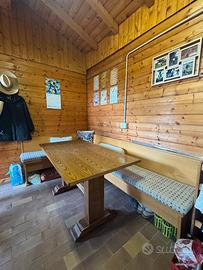 Tavolo in legno e cassapanca ad angolo