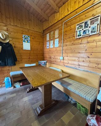 Tavolo in legno e cassapanca ad angolo